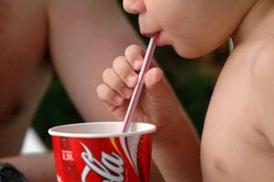 Estudo conclui que 25% das crianças portuguesas com apenas um ano de idade já provaram refrigerantes