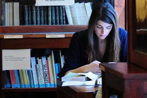 Estudante em biblioteca | FDUP