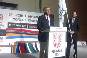 Manuel Janeira, pró-reitor da Cultura e Desporto da U.Porto, recebeu em nome da U.Porto a bandeira da FISU no 6º Munidal universitário de Floorball.