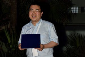 Wei-Hua Hu recebe o prémio de Best Paper Award na Conferência Internacional SHMII 2015, que decorreu em Turim