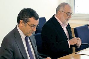 João Falcão e Cunha (FEUP) e Paulo Dias (IBEC) no momento da assinatura do protocolo que decorreu no dia 19 de outubro, na FEUP.