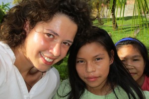 Gabriela e duas internas do 7º ano - Lady Luz etnia Ashaninka e Daniela etnia Nahua