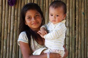 Crianças na selva amazónica (Gabriela Ricca)