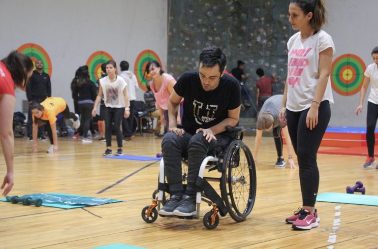 Atleta com deficiência a praticar desporto com instrutora de fitness